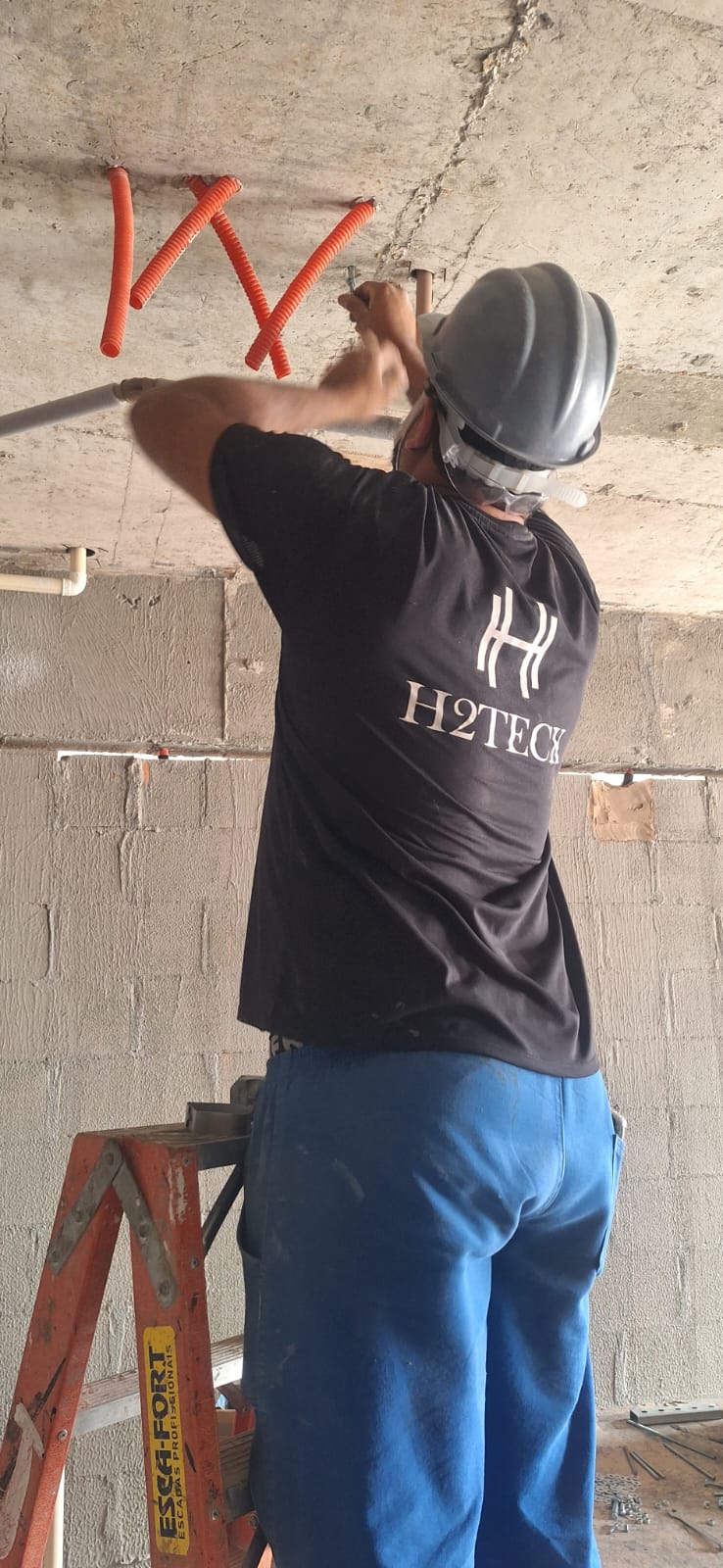 Equipe H2TECK executando instalação em obra