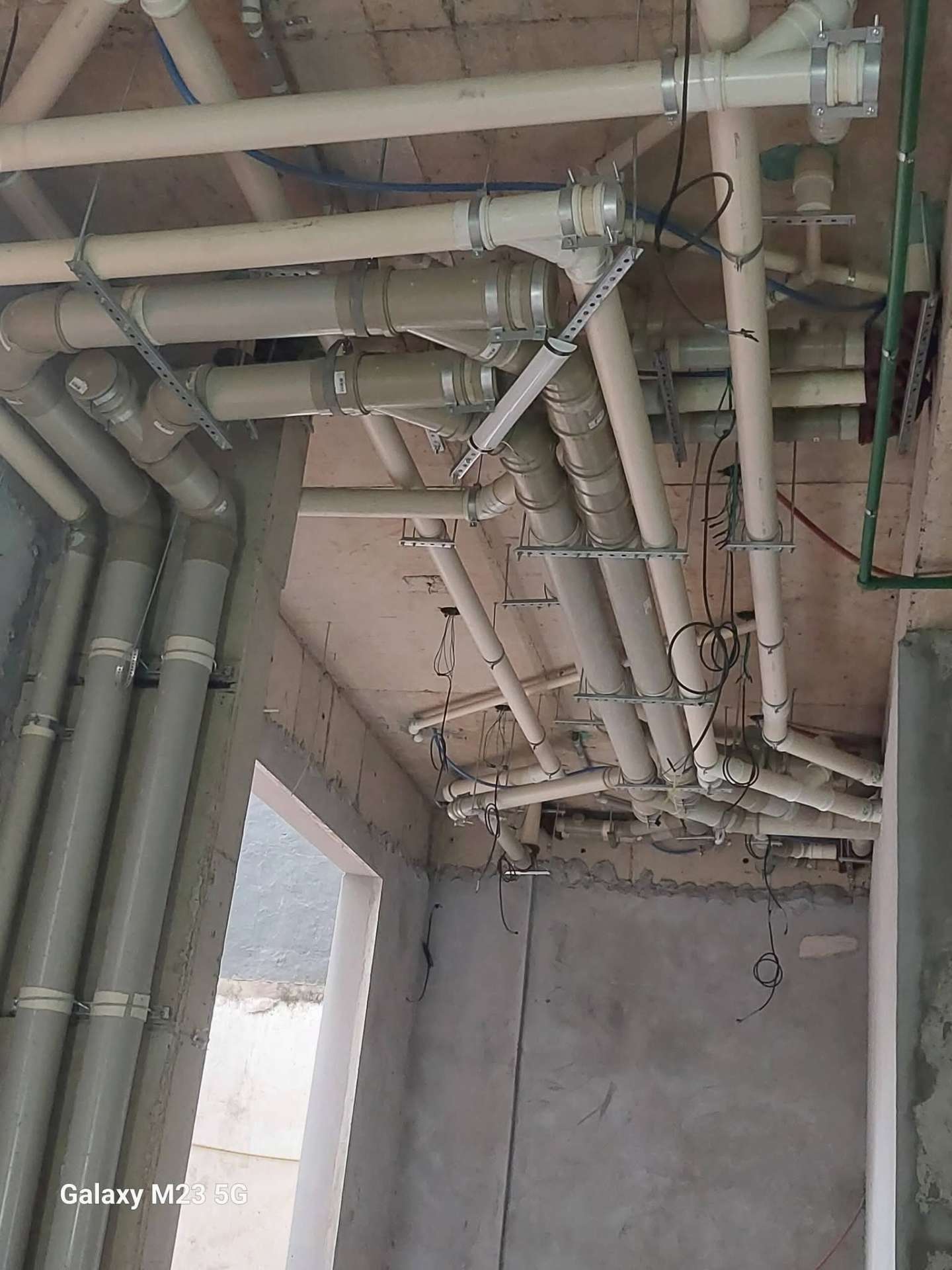 Rede de tubulações de esgoto e ventilação no teto
